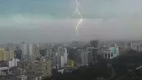 El fenómeno de rayos y truenos que vivió la capital fue inédito para muchos. Foto: América Noticias