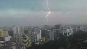 El fenómeno de rayos y truenos que vivió la capital fue inédito para muchos. Foto: América Noticias