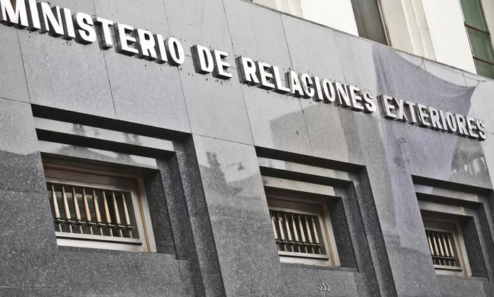 Ejecutivo nombra cónsules en Caracas y Orlando - América TV