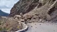 Deslizamiento de rocas bloquea carretera en Huancavelica