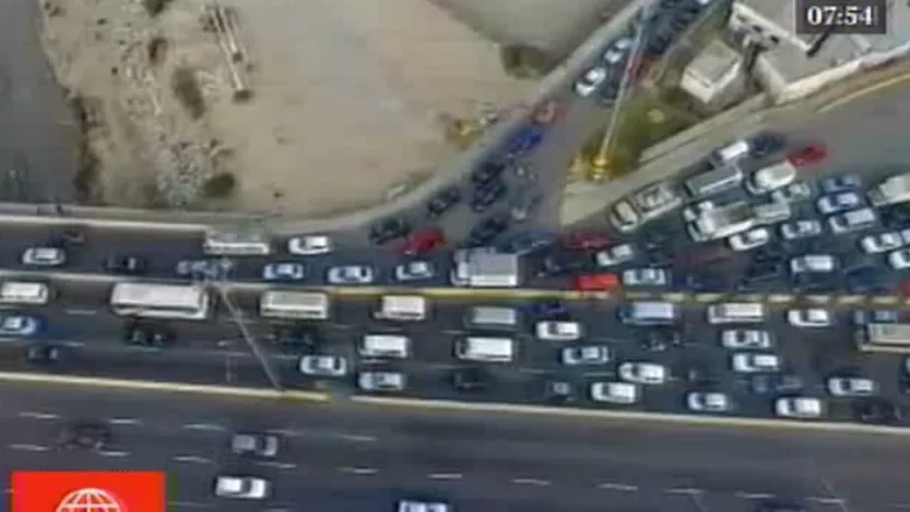 Desorden y congestión de tránsito en la avenida Faucett cerca al aeropuerto
