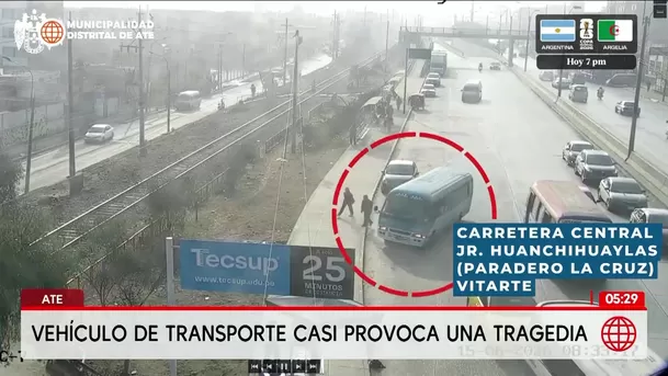 Despiste de bus causa pánico en la Carretera Central en Ate. Foto: América Noticias Despiste de bus causa pánico en la Carretera Central en Ate. Foto: América Noticias