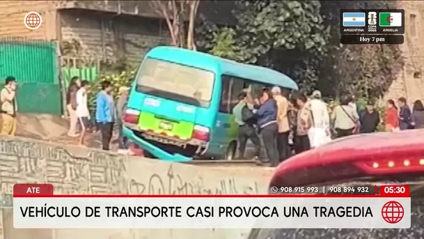 Despiste de bus causa pánico en la Carretera Central en Ate. Foto: América Noticias Despiste de bus causa pánico en la Carretera Central en Ate. Foto: América Noticias