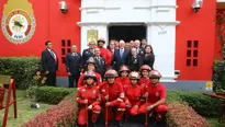 PPK junto a bomberos peruanos en su día. Foto: @PrensaPalacio/Video: América Noticias