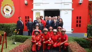 PPK junto a bomberos peruanos en su día. Foto: @PrensaPalacio/Video: América Noticias