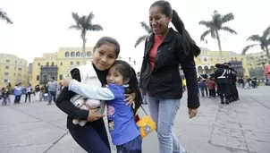 Ni&ntilde;os celebran su D&iacute;a pidiendo di&aacute;logo y no violencia en la Plaza de Armas. Foto: @MuniLima