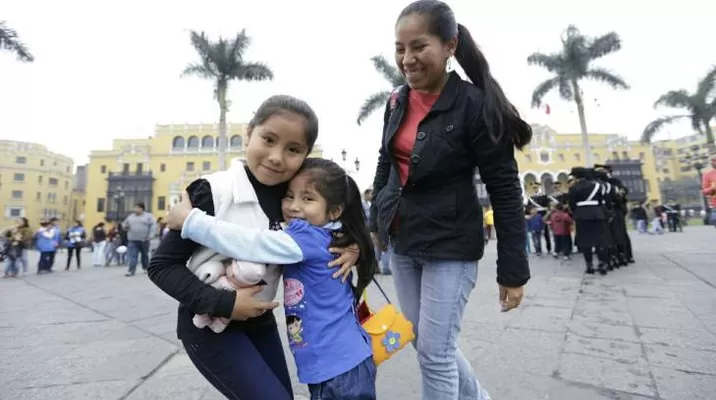 Niños celebran su Día pidiendo diálogo y no violencia en la Plaza de Armas. Foto: @MuniLima Niños celebran su Día pidiendo diálogo y no violencia en la Plaza de Armas. Foto: @MuniLima
