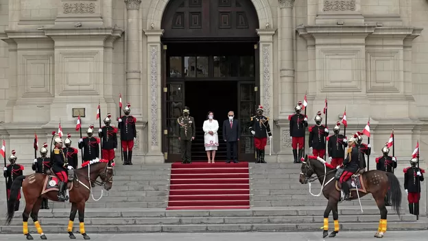 Dina Boluarte encabezó ceremonia oficial tras quedar a cargo del despacho presidencial