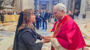 Presidenta obsequió cruz de Motupe al Papa. Foto: Presidencia / Video: Canal N
