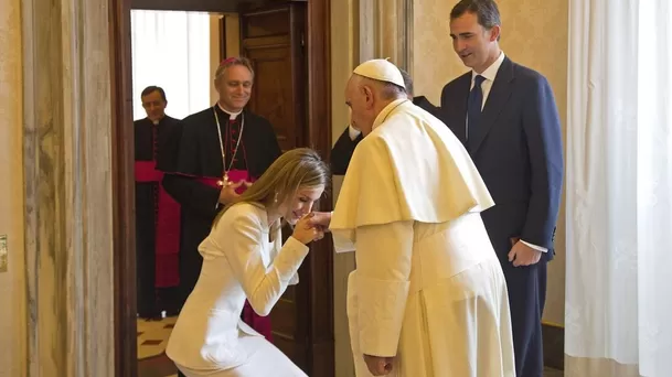 Foto: AFP / Reina Letizia Ortiz, esposa de Felipe VI, rey de España, vestida de blanco y besando el anillo del papa Francisco.