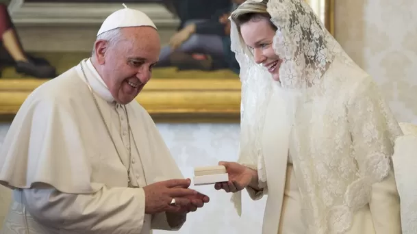 Foto: AFP / La reina Matilde de Bélgica vestida de blanco visita al papa Francisco.