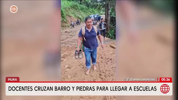 Docentes arriesgan sus vidas en el lodo para llegar a clases. Foto: América Noticias Docentes arriesgan sus vidas en el lodo para llegar a clases. Foto: América Noticias
