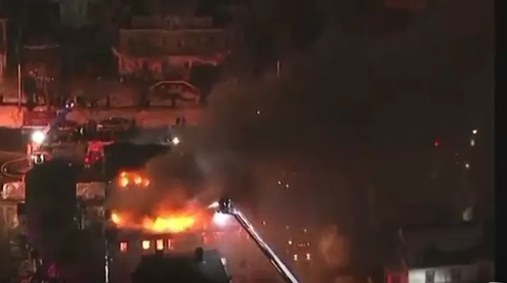 Incendio en multifamiliar de Massachusetts. Foto: captura de TV Incendio en multifamiliar de Massachusetts. Foto: captura de TV
