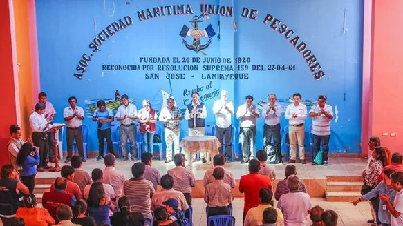 Ministro Francisco Ísmodes se reunió con gremios pesqueros. Foto: MINEM