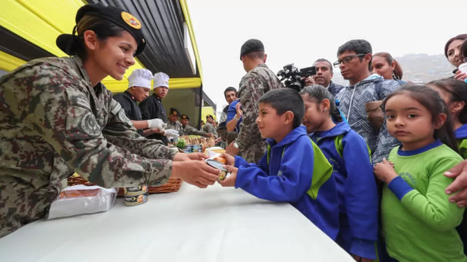 Soldados en campaña contra la anemia. Foto: Mindef