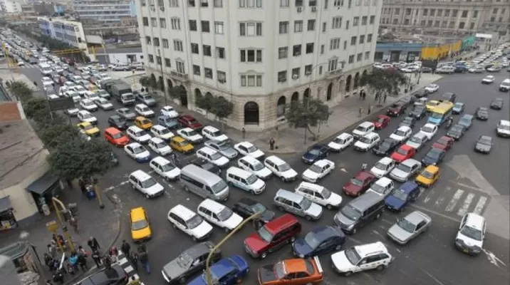 El tránsito vehicular es un tema importante por solucionar para los jóvenes. Foto: El Comercio. El tránsito vehicular es un tema importante por solucionar para los jóvenes. Foto: El Comercio.