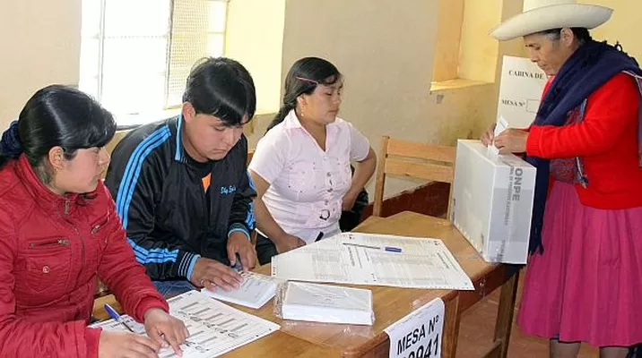 JNE invitó a los ciudadanos a seguir informándose sobre las propuestas. Foto: Onda Azul JNE invitó a los ciudadanos a seguir informándose sobre las propuestas. Foto: Onda Azul