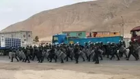 Policías llegaron a desbloquear la Panamericana Sur. Foto: Elmer Cáceres Facebook