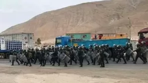 Policías llegaron a desbloquear la Panamericana Sur. Foto: Elmer Cáceres Facebook