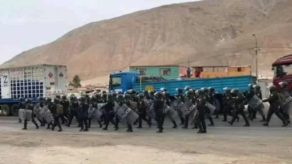 Policías llegaron a desbloquear la Panamericana Sur. Foto: Elmer Cáceres Facebook