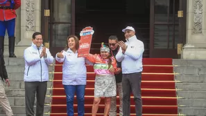 Presidenta entregó 170 mil títulos de propiedad en Palacio. Foto: Presidencia