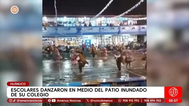 Escolares danzaron en medio del patio inundado de su colegio en Huánuco. Foto: América Noticias Escolares danzaron en medio del patio inundado de su colegio en Huánuco. Foto: América Noticias