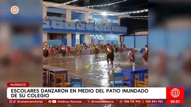 Escolares danzaron en medio del patio inundado de su colegio en Huánuco. Foto: América Noticias Escolares danzaron en medio del patio inundado de su colegio en Huánuco. Foto: América Noticias
