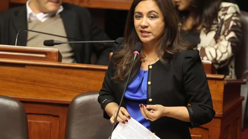 Marisol Espinoza presentó un dictamen en minoría que propone aumentar la gratificación a trabajadores públicos. Foto: Andina