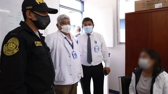 EsSalud: capturan a falsa doctora en emergencia del Hospital Nacional Guillermo Almenara / Foto: EsSalud