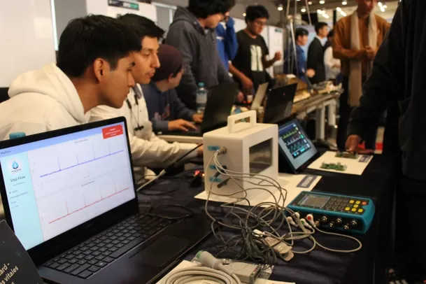 Estudiantes de ingeniería crean un monitor de presión arterial para atención en la selva. Foto: PUCP