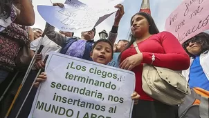 Manifestantes invidentes alzaron su voz de protesta frente a la sede del Congreso. Foto: ojo.pe