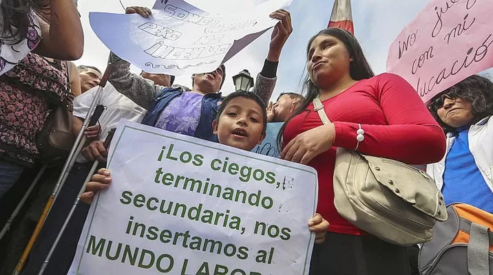Manifestantes invidentes alzaron su voz de protesta frente a la sede del Congreso. Foto: ojo.pe Manifestantes invidentes alzaron su voz de protesta frente a la sede del Congreso. Foto: ojo.pe