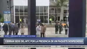 Personal del MTC han sido evacuados hacia la explanada del MTC ante eventual peligro de un artefacto explosivo. Foto: Canal N. 