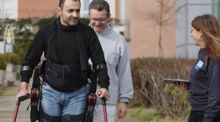 Exoesqueleto permite a personas discapacitadas caminar y ponerse de pie. Foto: Istituto Italiano di Tecnologia