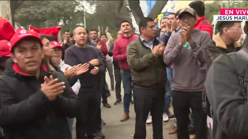 Extrabajadores de Caja Sullana protestan tras absorción por Caja Piura frente a la sede del Ministerio de Trabajo