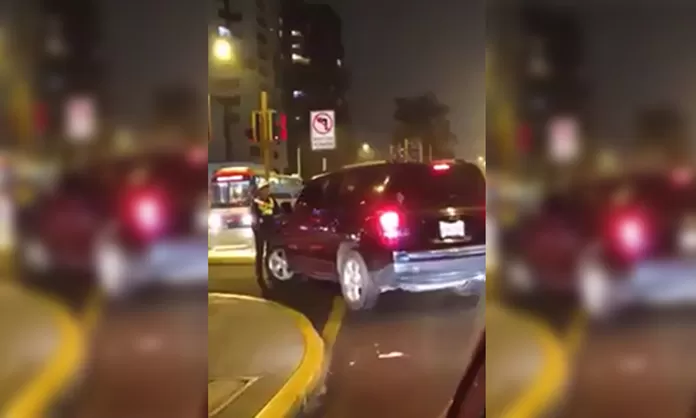Facebook: conductora intentó atropellar a mujer policía y se dio a la fuga