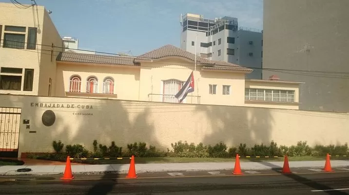 Embajada de Cuba lució bandera a media asta en señal de duelo / Foto: Martín Málaga Embajada de Cuba lució bandera a media asta en señal de duelo / Foto: Martín Málaga