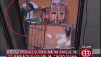 Pese a la agresión, los agentes lograron rescatar a 38 cachorros que estaban en pésimas condiciones / Video: América Noticias