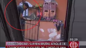 Pese a la agresión, los agentes lograron rescatar a 38 cachorros que estaban en pésimas condiciones / Video: América Noticias