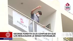 Forsyth saludó a sus simpatizantes, quienes desde muy temprano le dieron vivas en los exteriores de su departamento en Magdalena