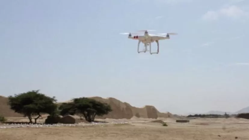 Graban ruinas de Chan chan con un drone