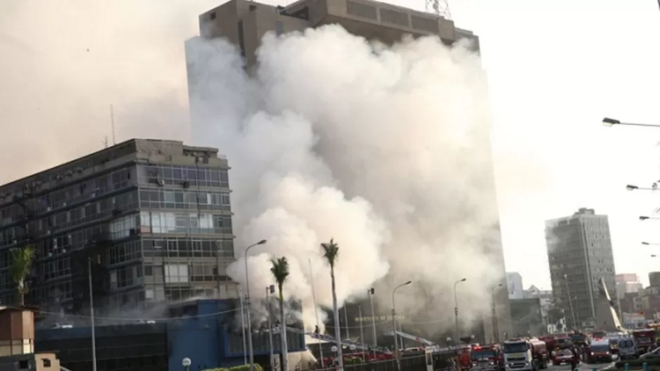 Bomberos controlaron incendio en el Cuartel General de la FAP / Foto: Andina