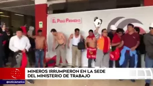 Mineros ingresaron a la sede del Ministerio de Trabajo.