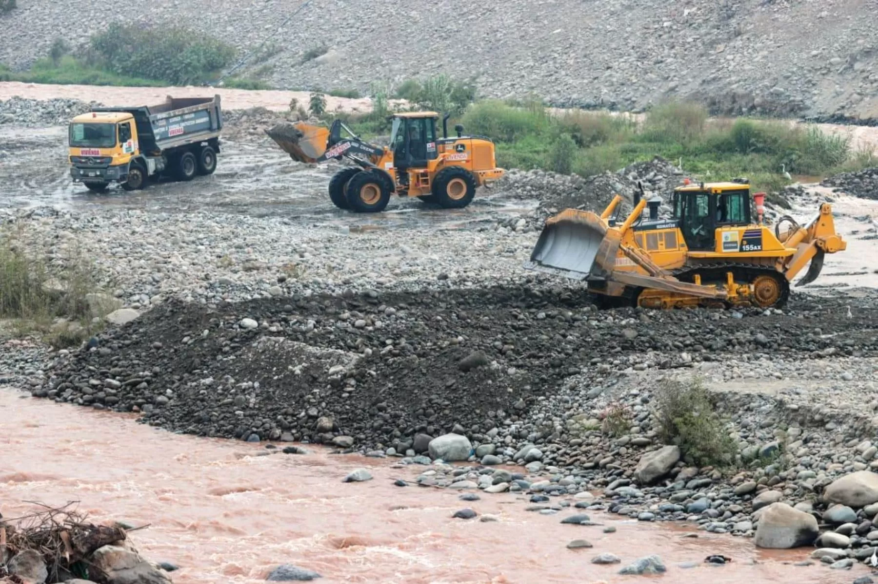 Hacen trabajos de prevención en el cauce del río Rímac en Chosica. Foto: Andina