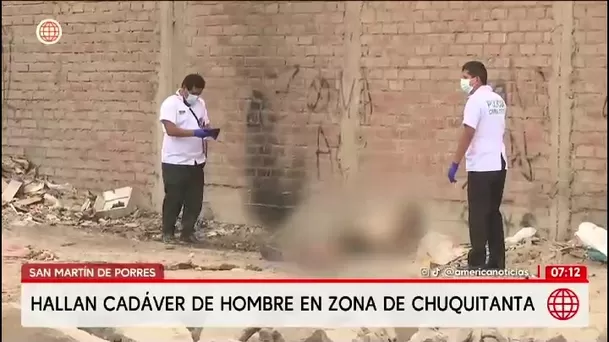 Hallan cadáver de un hombre en Chuquitanta/ América Noticias Hallan cadáver de un hombre en Chuquitanta/ América Noticias
