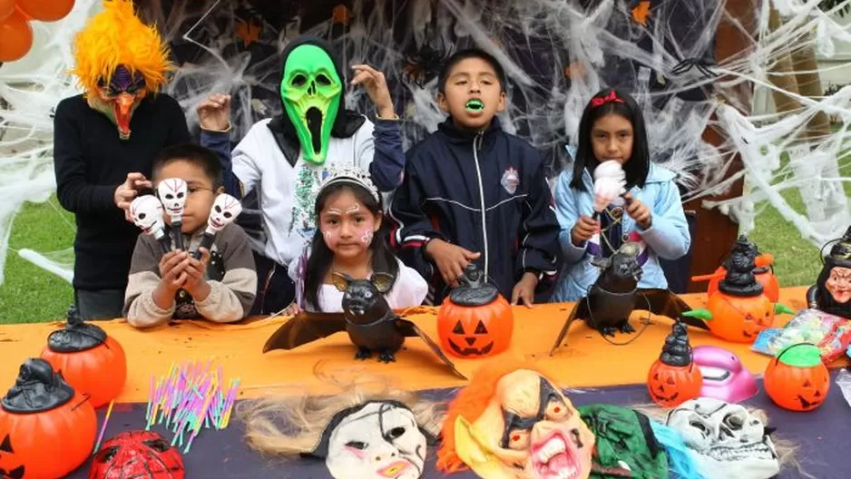  Las máscaras compuestas con plomo podrían causar la asfixia en los niños / Foto: Andina