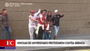 Hinchas de Universitario de trasladaron a una de las sedes del Poder Judicial. Foto: captura de TV