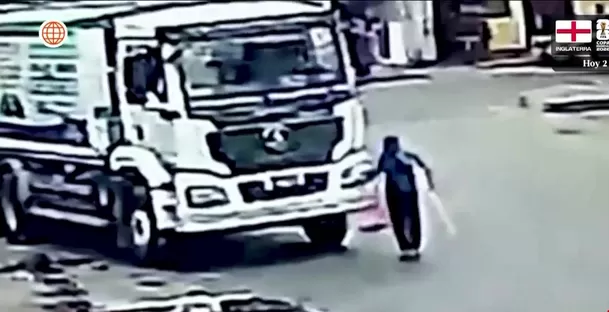 Hombre murió tras ser arrollado por un camión de basura. Foto: América Noticias Hombre murió tras ser arrollado por un camión de basura. Foto: América Noticias