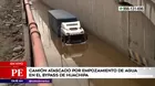 Huachipa: Camión quedó atascado en bypass inundado de agua