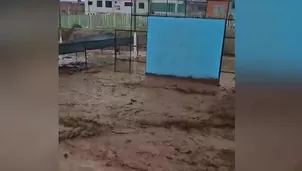 Un huaico por activación de quebradas en Pacocha arrasó un campo deportivo, provocó un socavón en la carretera Costanera y dañó la vía férrea hacia el puerto de Ilo. Las autoridades restringieron el paso vehicular mientras evalúan los daños. Video: Canal N